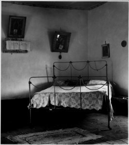 El Cerrito, San Miguel County, New Mexico. Rooms in all these houses differ considerably as to furn . . . - NARA - 521187