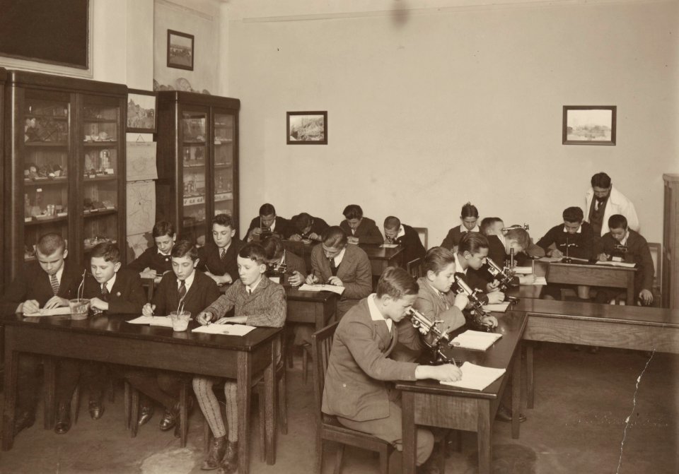 Erazm Samotyha podczas lekcji botaniki w klasie meskiej miedzy 1920 a 1929 (120806566)