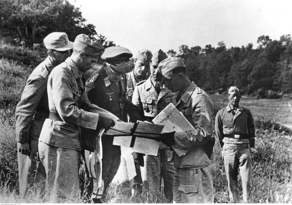 Feldmarszałek Wolfram Freiherr von Richthofen podczas narady na froncie włoskim (2-2094)