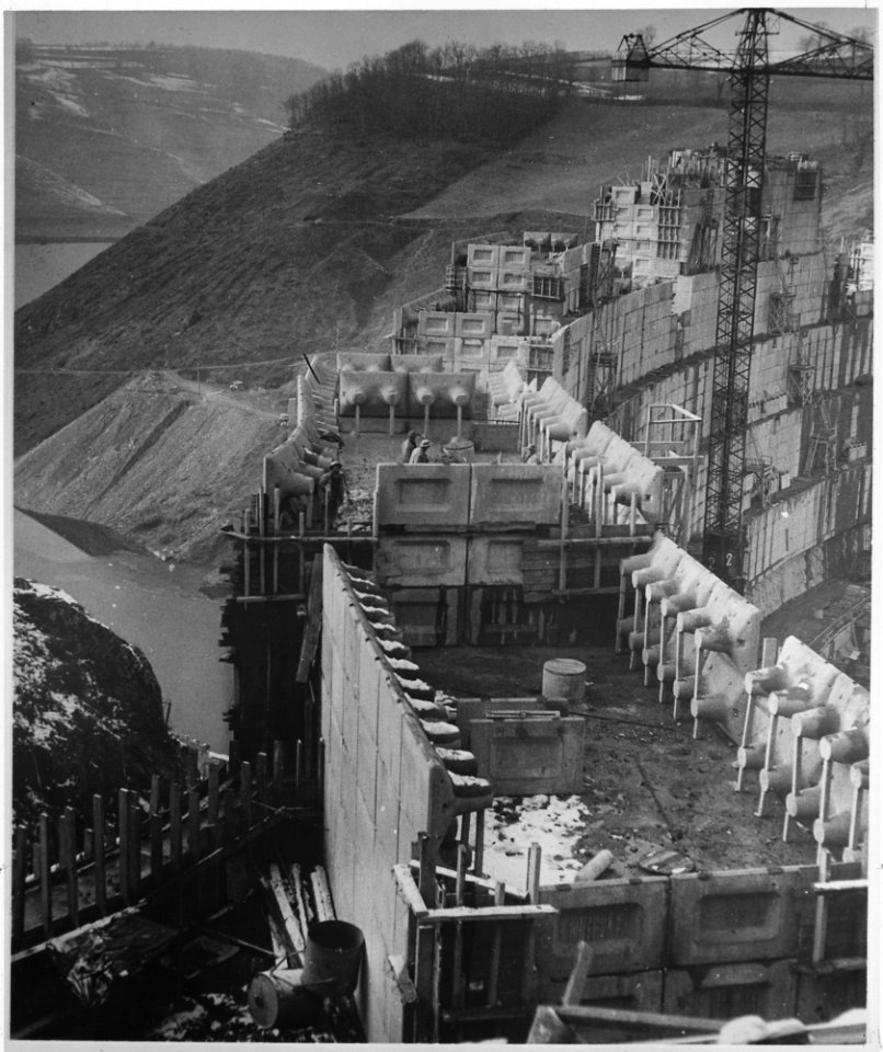 France. (Dam under construction.) - NARA - 541684