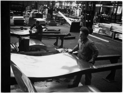 France. Lamination of the hot aluminum and light alloy into sheets 90 centimeters wide - NARA - 541679