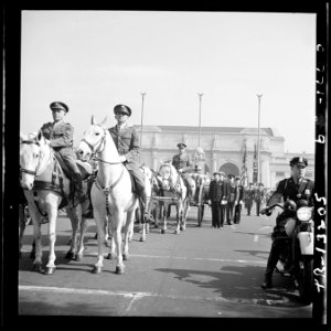 Franklin Delano Roosevelt's flag-draped casket placed on an artillery caisson is ready to start on its journey... - NARA - 520676