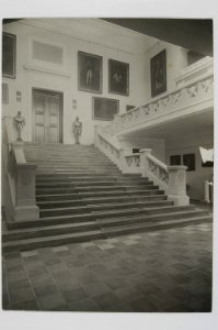 Fragment sieni i schody prowadzace na pierwsze pietro Biblioteki i Muzeum Ordynacji Krasinskich ante 1931 (5926730)