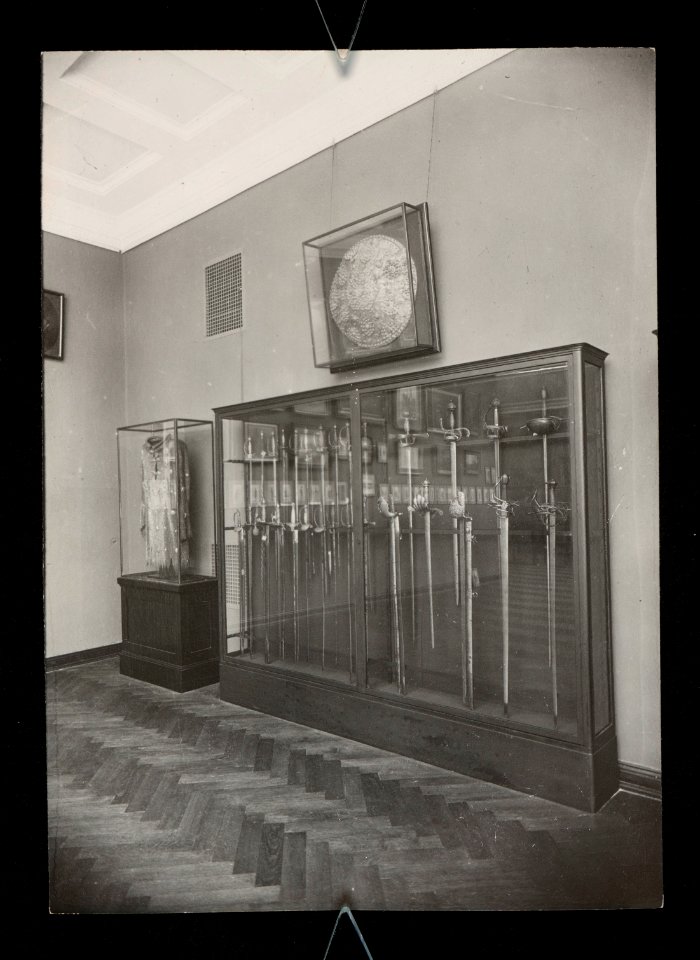 Gablota z bronia biala w jednej z sal Biblioteki Ordynacji Krasinskich w Warszawie ante 1931 (116068698)