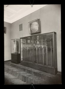 Gablota z bronia biala w jednej z sal Biblioteki Ordynacji Krasinskich w Warszawie ante 1931 (116068698)