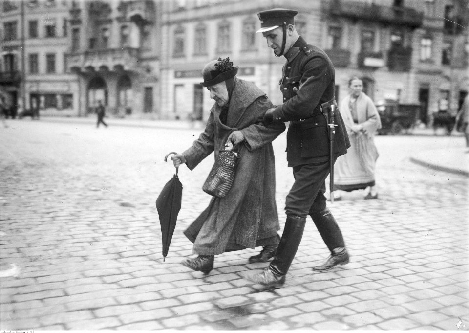 Funkcjonariusze Policji Państwowej podczas pełnienia służby w Warszawie (1-B-73-3)