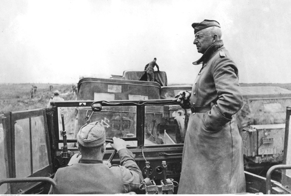 Gen. Erich von Manstein na froncie pod Kerczem na Ukrainie. (2-678)