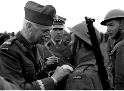 Gen. Kazimierz Sosnkowski podczas dekoracji odznaczeniami polskich żołnierzy (21-48)