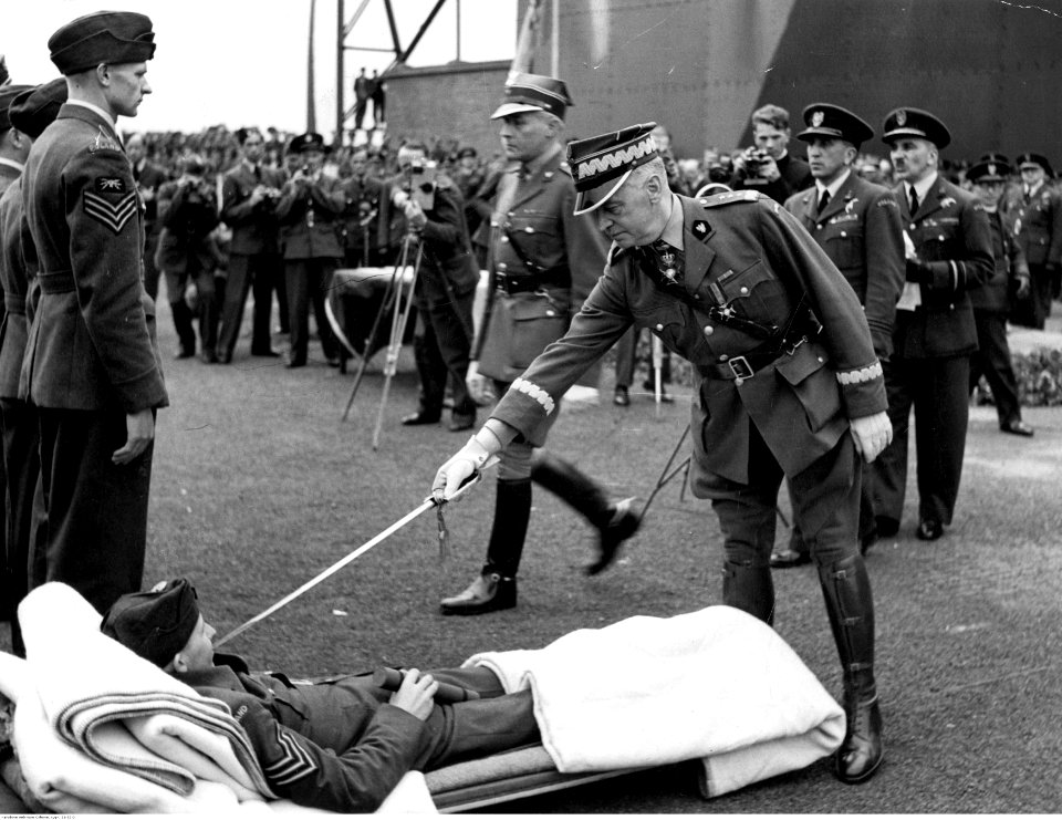 Gen. Władysław Sikorski awansuje lotników polskich (21-32-2)