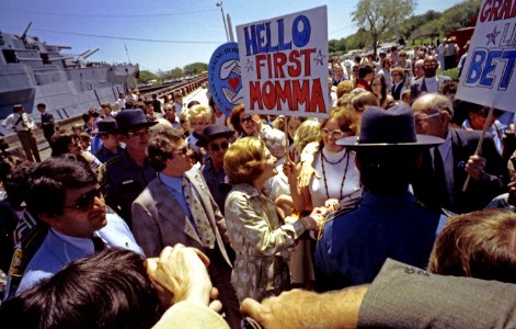 First Lady Betty Ford, aka “First Momma,” greets a crowd - NARA - 7027907