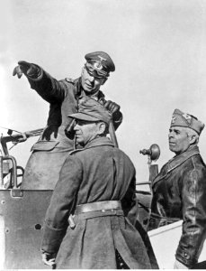 Generał Erwinn Rommel w samochodzie, podczas podróży inspekcyjnej (2-2017)