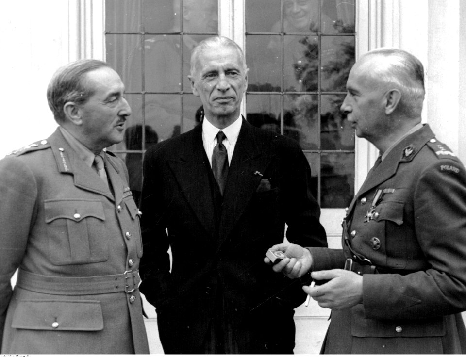 Generał Kazimierz Sosnkowski i brytyjski szef Sztabu Imperialnego gen. Alan Brooke podczas spotkania z prezydentem RP Władysławem Raczkiewiczem (21-11)