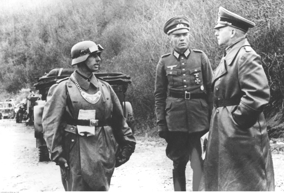 Gen. Ewald von Kleist podczas inspekcji jednostki w Serbii (2-484)