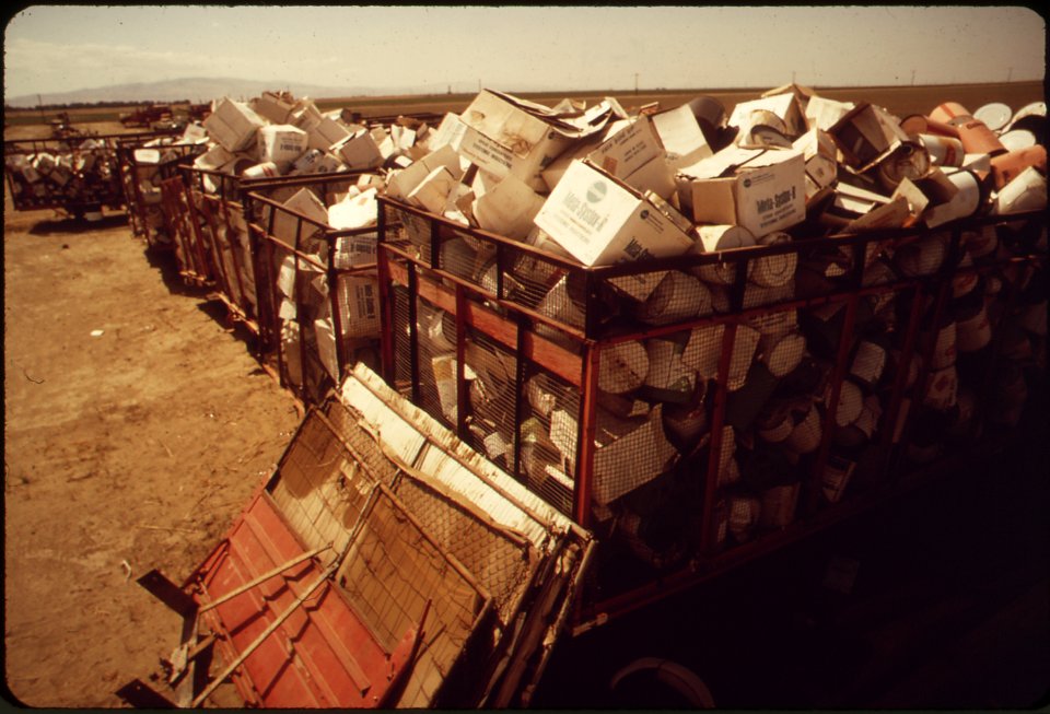 FRESNO COUNTY DOES NOT PROVIDE A DUMPING PLACE FOR CHEMICAL CONTAINERS. THIS RANCHER'S PILE OF - NARA - 542565