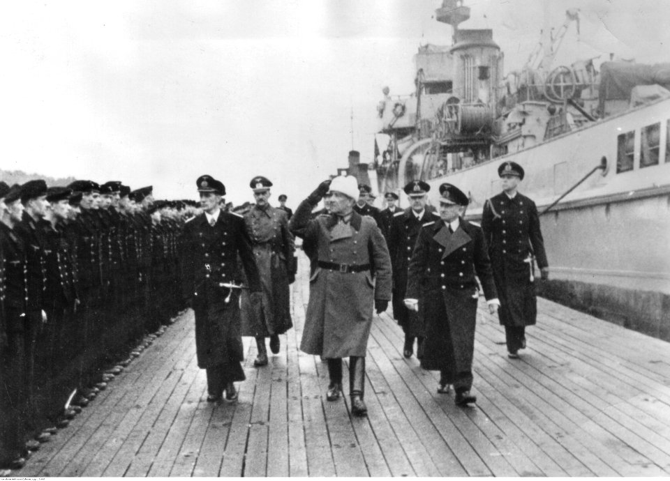 Gen. Nikolaus von Falkenhorst podczas inspekcji w jednostce Kriegsmarine (2-463)