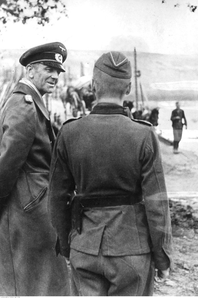 Gen. Friedrich Paulus ogląda budowę mostu nad Dońcem (2-748)