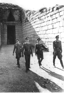 Gen. Alexander Lohr i gen. Hans Jeschonnek podczas zwiedzania zabytków antycznych na Peloponezie (2-499)