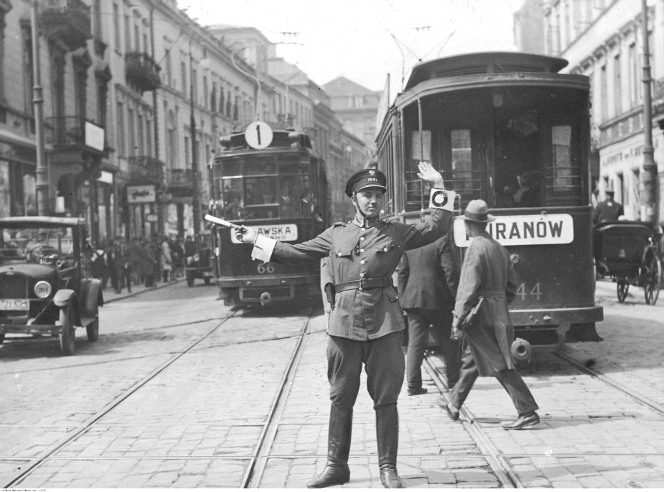 Funkcjonariusz Policji Państwowej podczas pełnienia służby w Warszawie (1-B-75)
