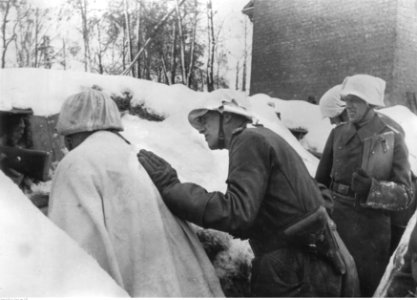 Gen. Georg Lindemann podczas inspekcji w okopach pod Leningradem (2-868)