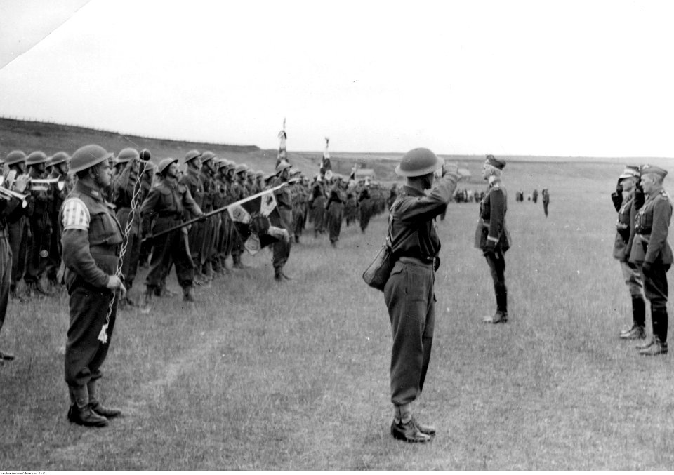 Gen. Kazimierz Sosnkowski dokonuje inspekcji jednej z polskich jednostek w Wielkiej Brytanii (21-108)