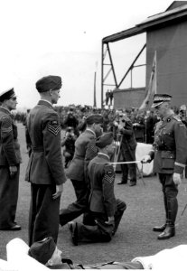 Gen. Władysław Sikorski awansuje lotników polskich (21-32-1)