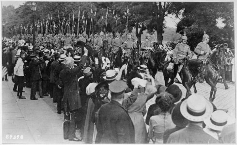 Garde-Krassier Regiment in Berlin leaving for the front. - NARA - 530932