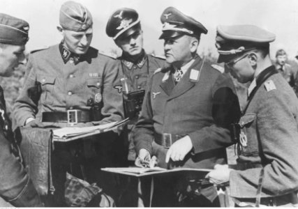 Generał Heino von Rantzau w rozmowie z oficerami na froncie wschodnim (2-655)