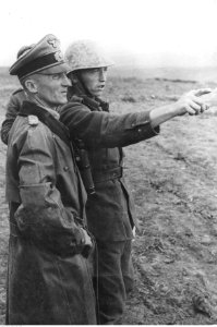 Generał Hasso von Manteuffel ogląda pozycje swoich wojsk w Rumunii (2-666)