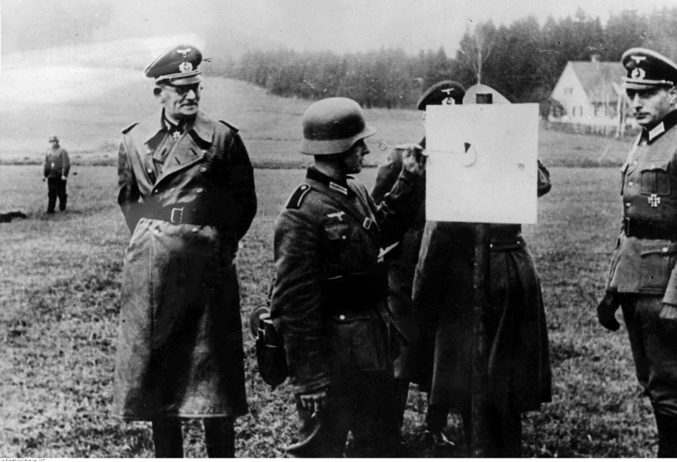 Generał Maximilian von Weichs podczas inspekcji jednostki na froncie wschodnim (2-677)