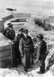 Generał Heinrich-Gottfried von Vietinghoff podczas inspekcji nad kanałm La Manche. (2-328)