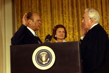 Gerald R. Ford is sworn in as President - NARA - 6923692