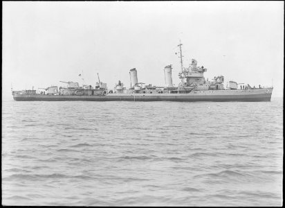 Gleaves (DD423). Starboard side, underway, 06-08-1941 - NARA - 513043 photo