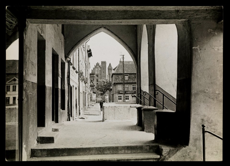 Gniew, podcienie na rynku ca 1930 (66235669)
