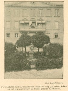 Gmach byłej Biblioteki Załuskich Figura Matki Boskiej umieszczona obecnie ... Fot. Kostki i Mulerta (80979)