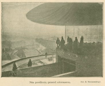 Gmach hemicyklu Golgota Na podium przed obrazem Fot. E. Troczewskiego (79402)
