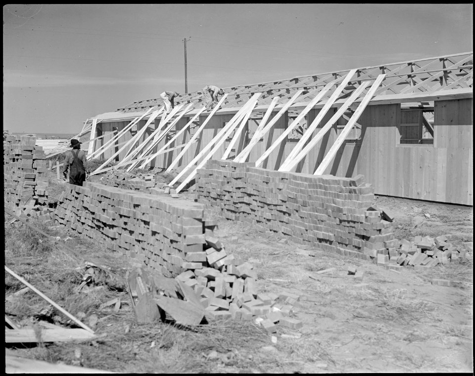 Granada Relocation Center, Amache, Colorado. Contractor's construction crews assembling the roof st . . . - NARA - 538733