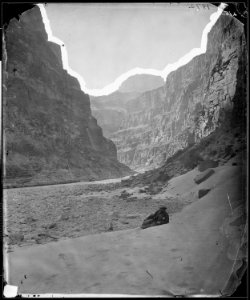 GRAND CANYON OF THE COLORADO, MOUTH OF KANAB WASH, LOOKING WEST FROM PLATUEAU - NARA - 524226