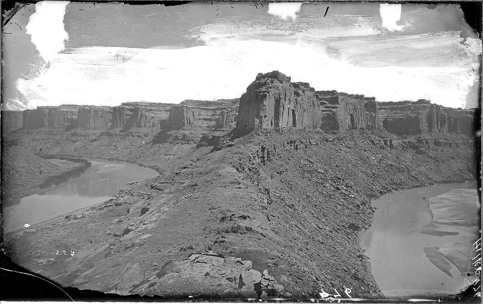 Green River, Labyrinth Canyon. On the dividing ridge at Bowknot Bend, looking up (left) and down - NARA - 517823