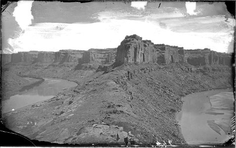 Green River, Labyrinth Canyon. On the dividing ridge at Bowknot Bend, looking up (left) and down - NARA - 517823