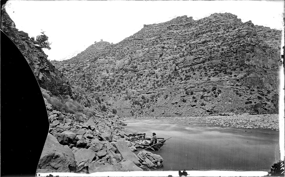 Green River. Canyon of Desolation, Steward in the boat. The upper boat is being lowered into the - NARA - 517814