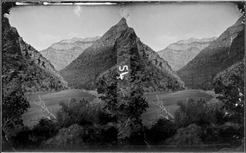 Green River. Canyon of Lodore, Dunn's Cliff, 2700 feet high. Old no. 312, 388, 660 - NARA - 517902
