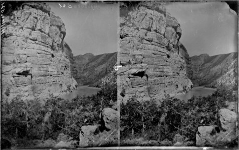 Green River. Horseshoe Canyon, looking up stream. Old nos. 285, 418. - NARA - 517852