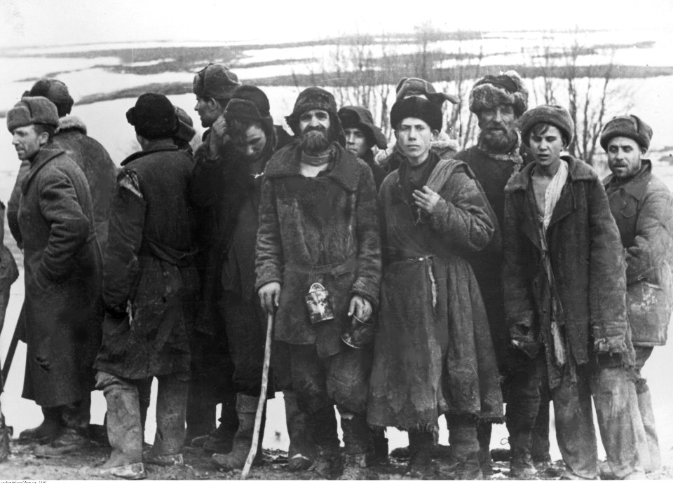 Grupa radzieckich mężczyzn wzięta do niewoli niemieckiej (2-1943)