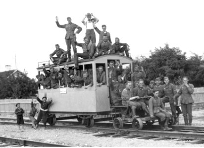 Grupa żołnierzy niemieckich na drezynie (2-37) photo