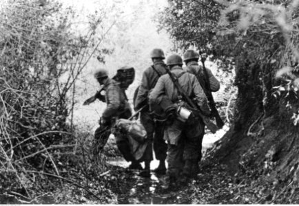 Grupa niemieckich spadochroniarzy podczas marszu na froncie pod Nettuno - Anzio (2-2154)