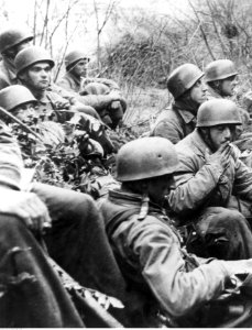 Grupa niemieckich spadochroniarzy podczas odpoczynku na froncie pod Nettuno - Anzio (2-2155)