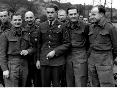 Grupa żołnierzy Wojska Polskiego w Wielkiej Brytanii (21-111)