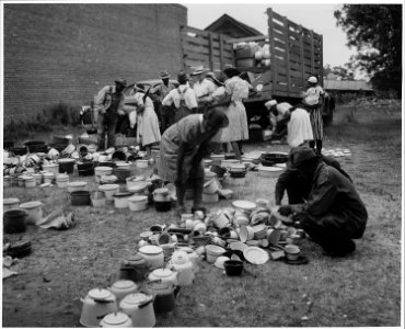 Harmony Community, Putnam County, Georgia. Traveling man came to town with a truck-full of seconds a . . . - NARA - 521252