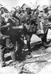 Grupa żołnierzy niemieckich na Kaukazie ogląda zbodyczny karabin radziecki (2-820)