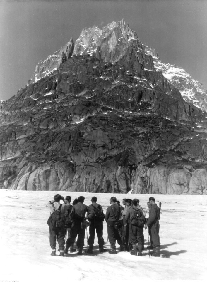 Grupa niemieckich żołnierzy u podnóża Mont Blanc (2-356)